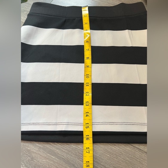 I Joah Made in USA Black and White Striped Stretch Mini Skirt. Size L. NWT! - Picture 7 of 7